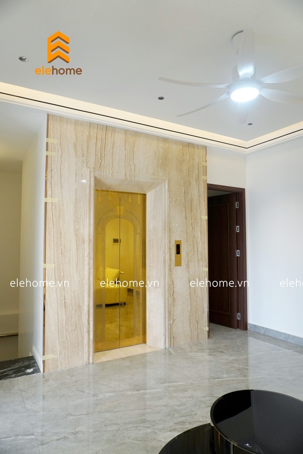 Thang máy gia đình mẫu inox gương vàng