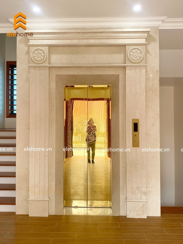 Thang máy gia đình mẫu inox gương vàng