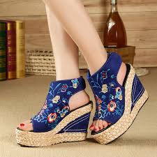 Thêu họa tiết trên dép