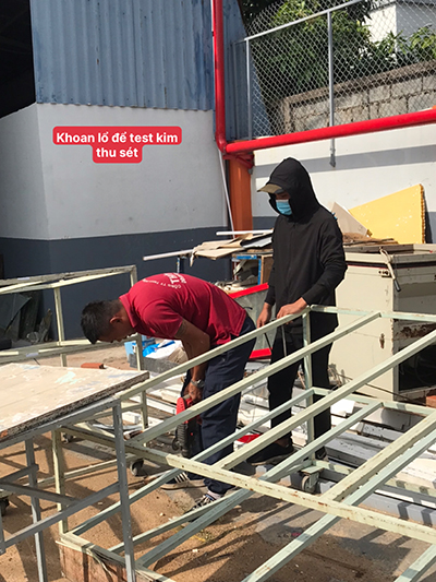 Khoan lỗ để test kim thu sét