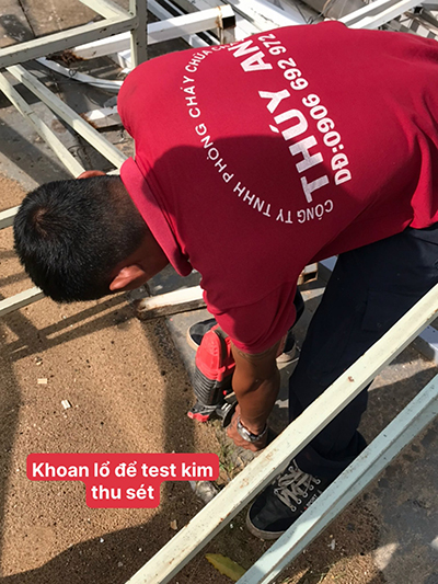 Khoan lỗ để test kim thu sét