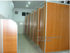 Thi công vách ngăn vệ sinh compact
