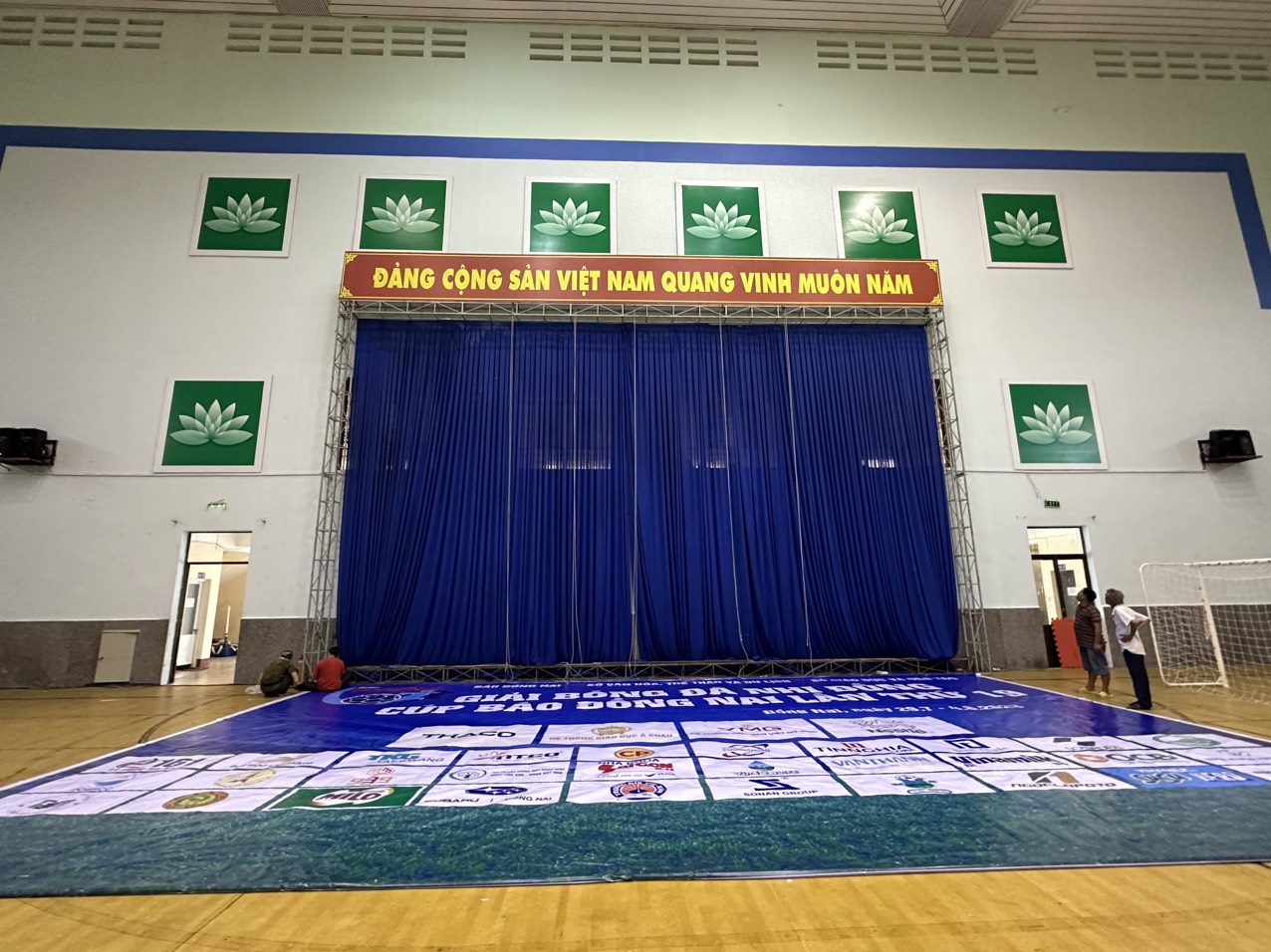 Thi công backdrop