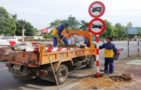 Thi công biển báo giao thông