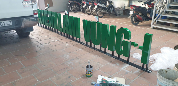 Thi công biển chữ hút nổi