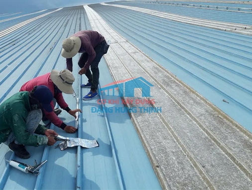 Thi công chống dột mái tôn