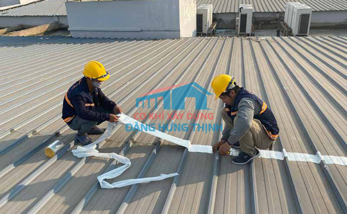 Thi công chống dột mái tôn