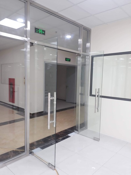 Thi công cửa kính cường lực