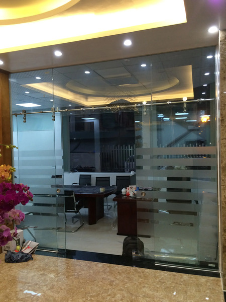 Thi công cửa kính cường lực