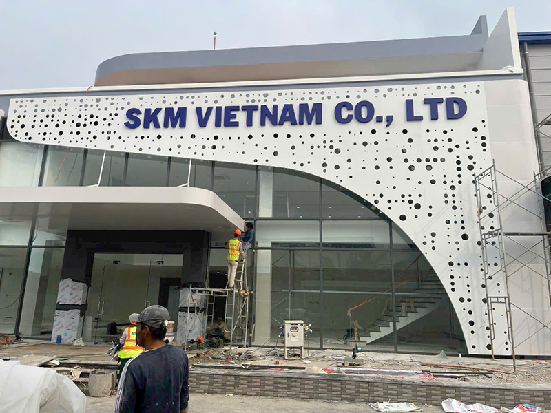 Thi công hệ thống biển hiệu SKM