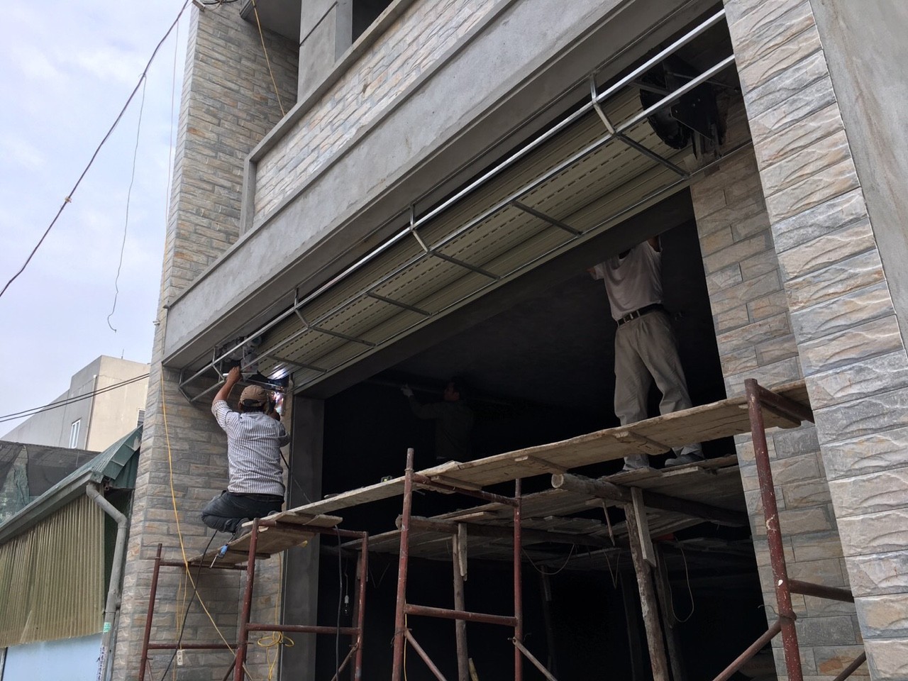 Thi công lắp đặt cửa cuốn