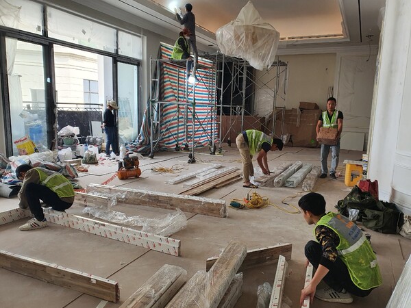 Thi công nội thất cửa gỗ thông phòng
