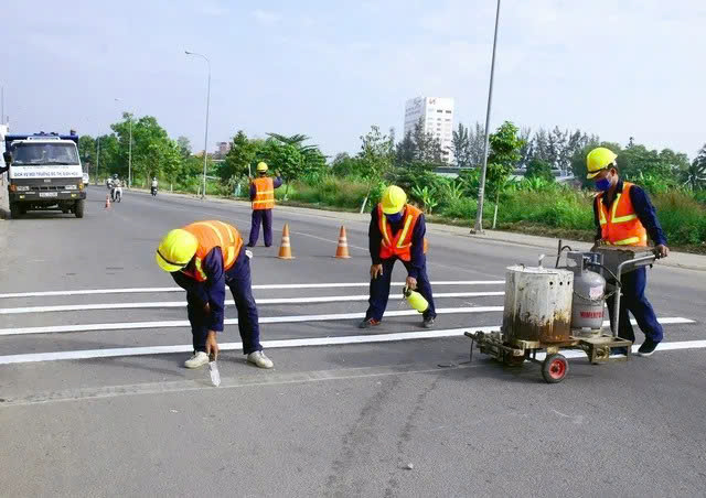 Thi công vạch kẻ đường
