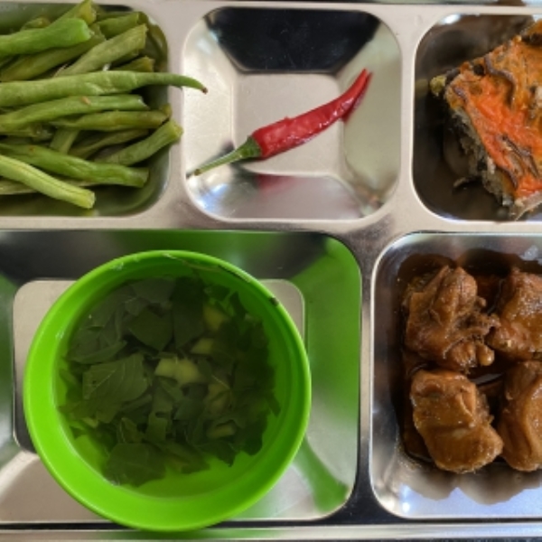Gà kho gừng, chả trứng