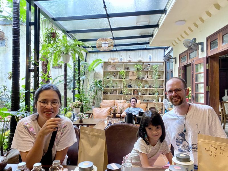 Thưởng thức trà tại Trà Bà Vân