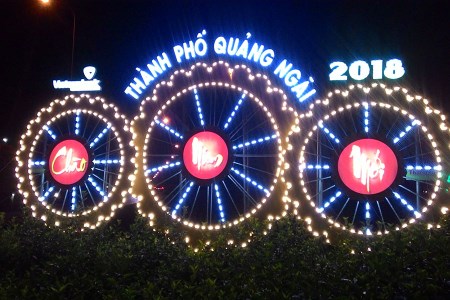 Trang trí bồn hoa đầu đường Nguyễn Văn Linh