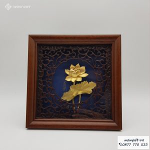 Tranh hoa sen mạ vàng