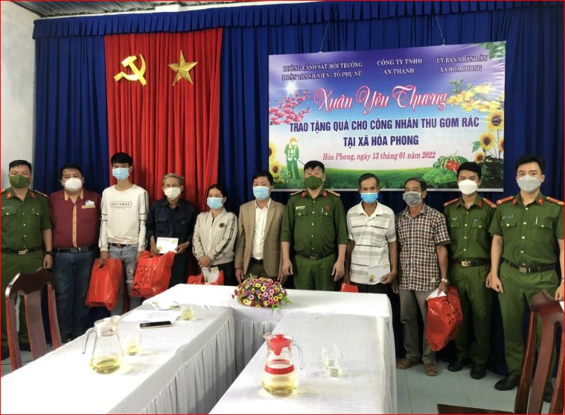 Trao quà công nhân thu gom rác xã Hòa Phong 2022