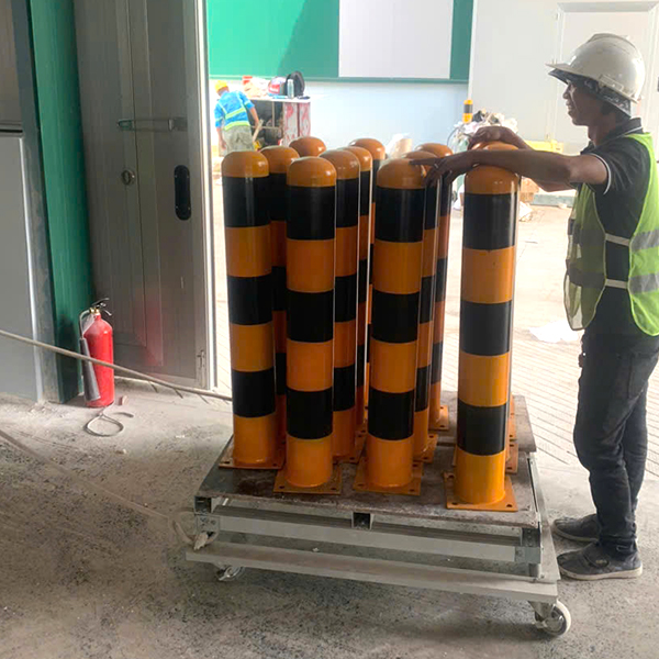 Trụ chống va đập