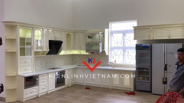 Tủ bếp gỗ Sồi tự nhiên bán cổ điển
