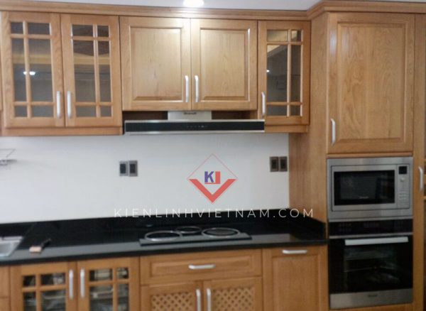 Tủ bếp gỗ Sồi tự nhiên cánh gỗ kính