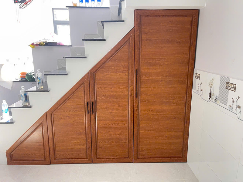 Tủ gầm cầu thang nhôm kính