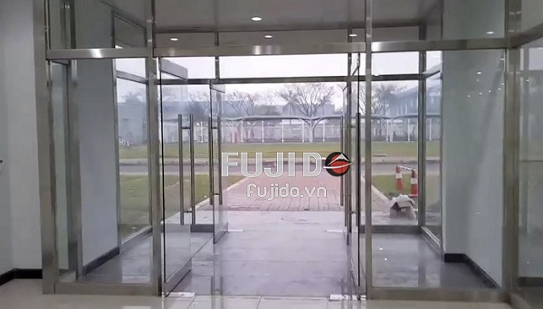 Vách kính khung inox