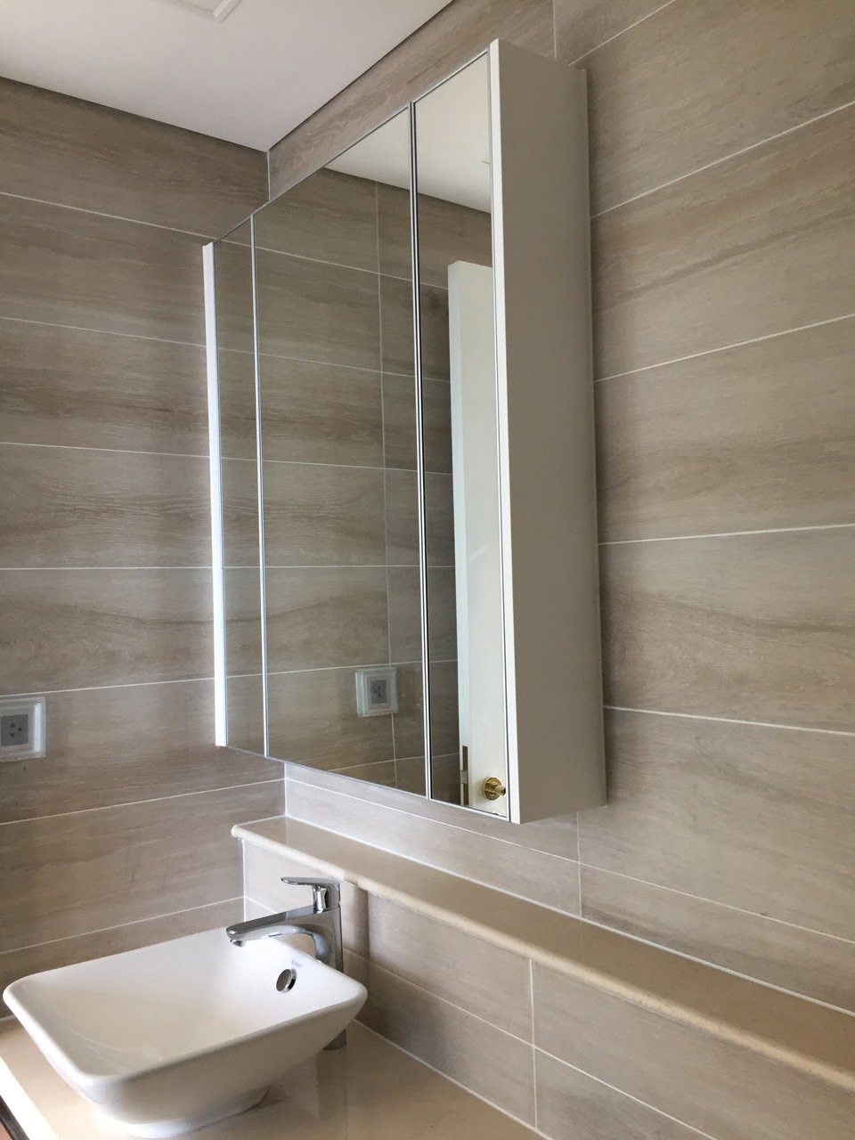 Vách kính nhà vệ sinh