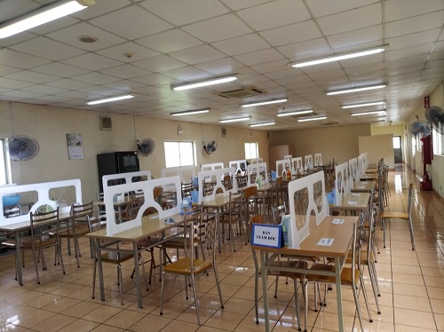 Vách ngăn covid phòng ăn
