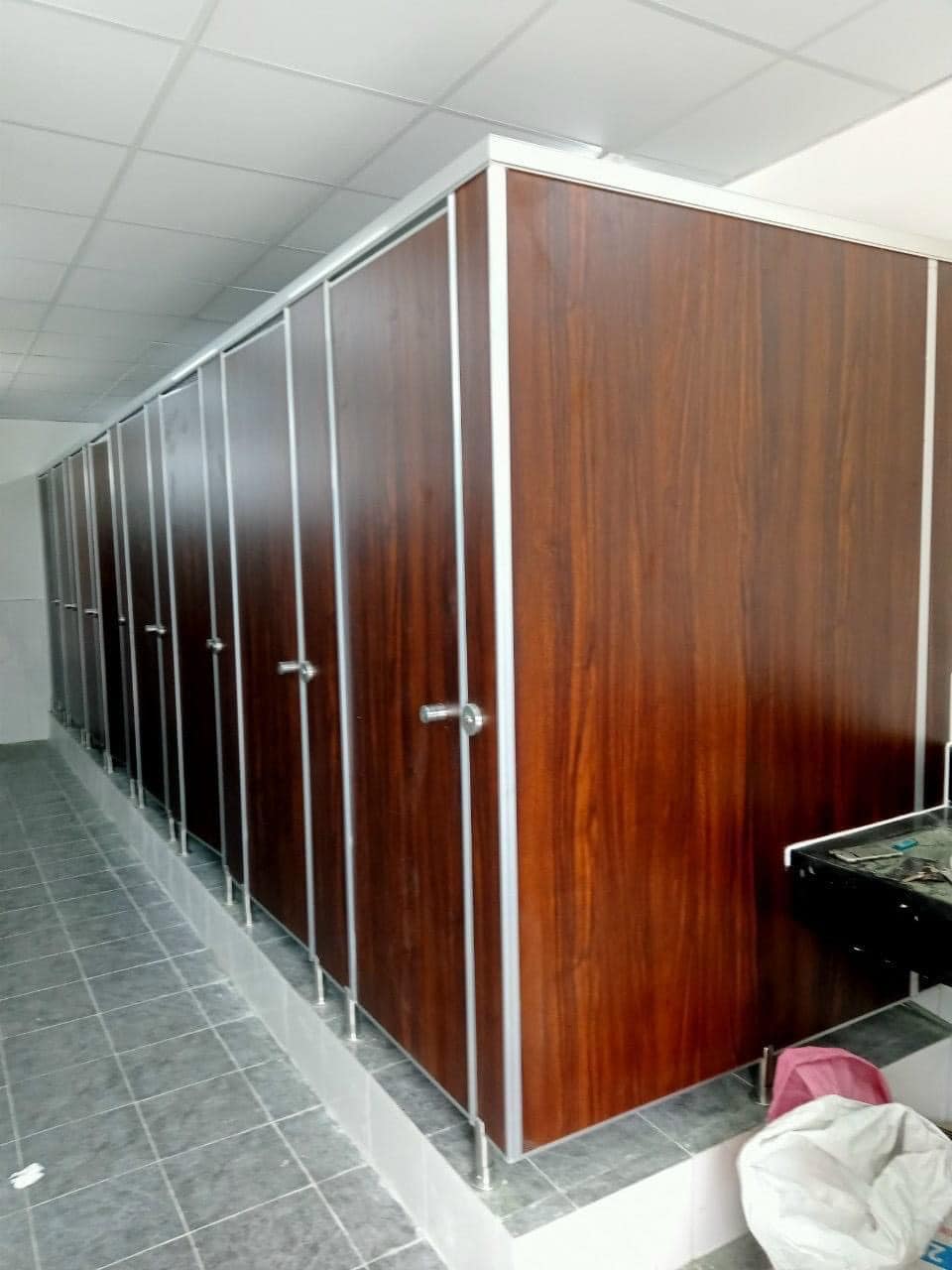 Vách ngăn vệ sinh