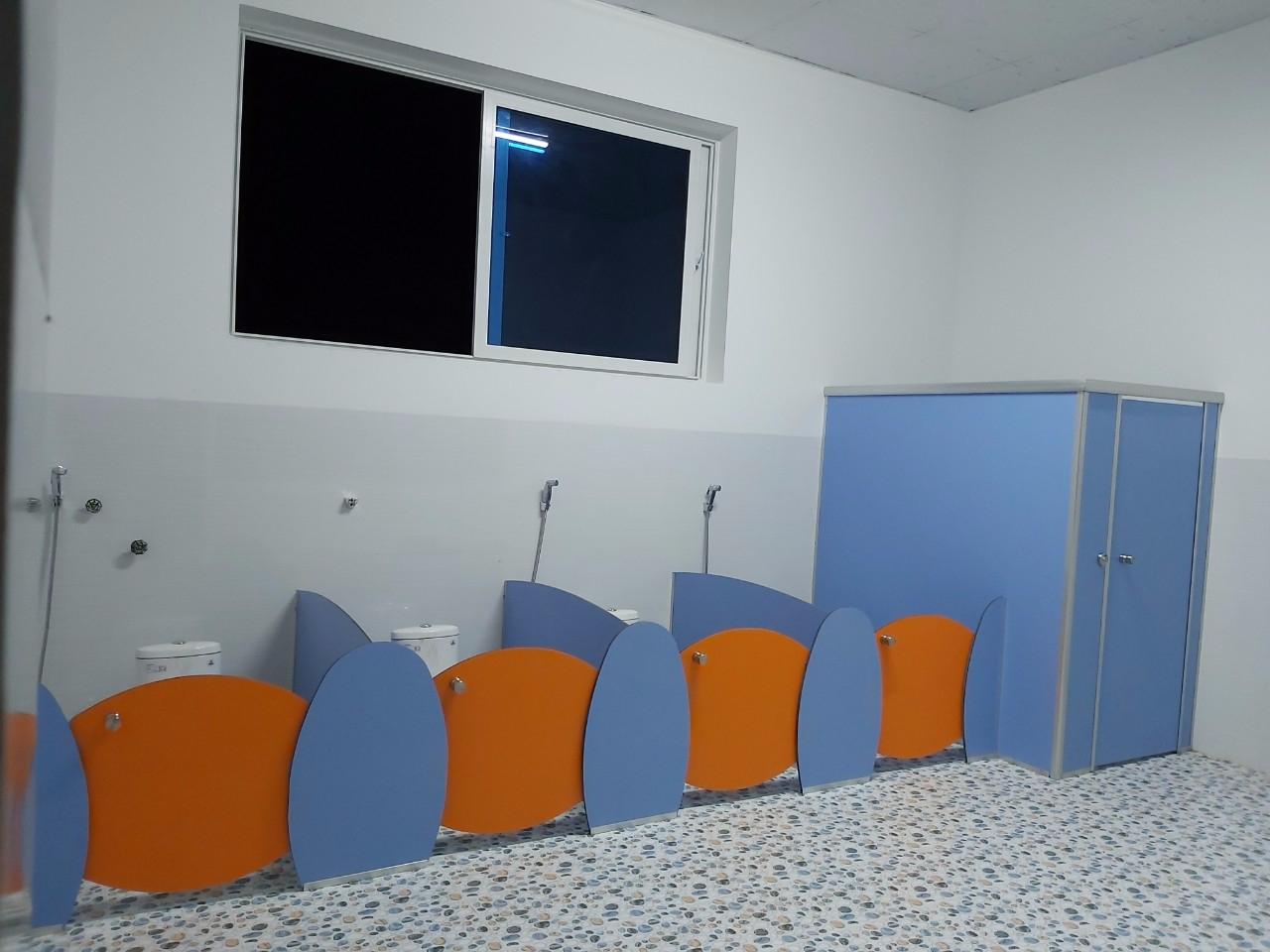 Vách ngăn vệ sinh trường mầm non