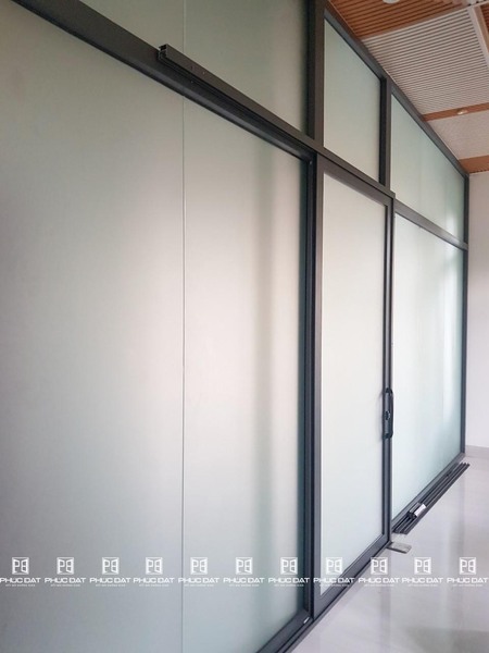 Vách nhôm kính mờ văn phòng