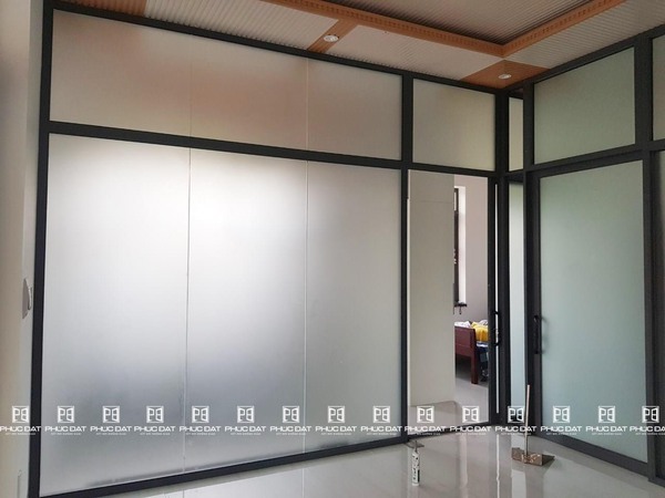 Vách nhôm kính mờ văn phòng