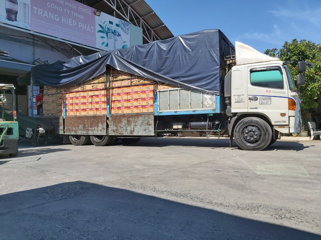 Vận chuyển bằng xe mui bạt