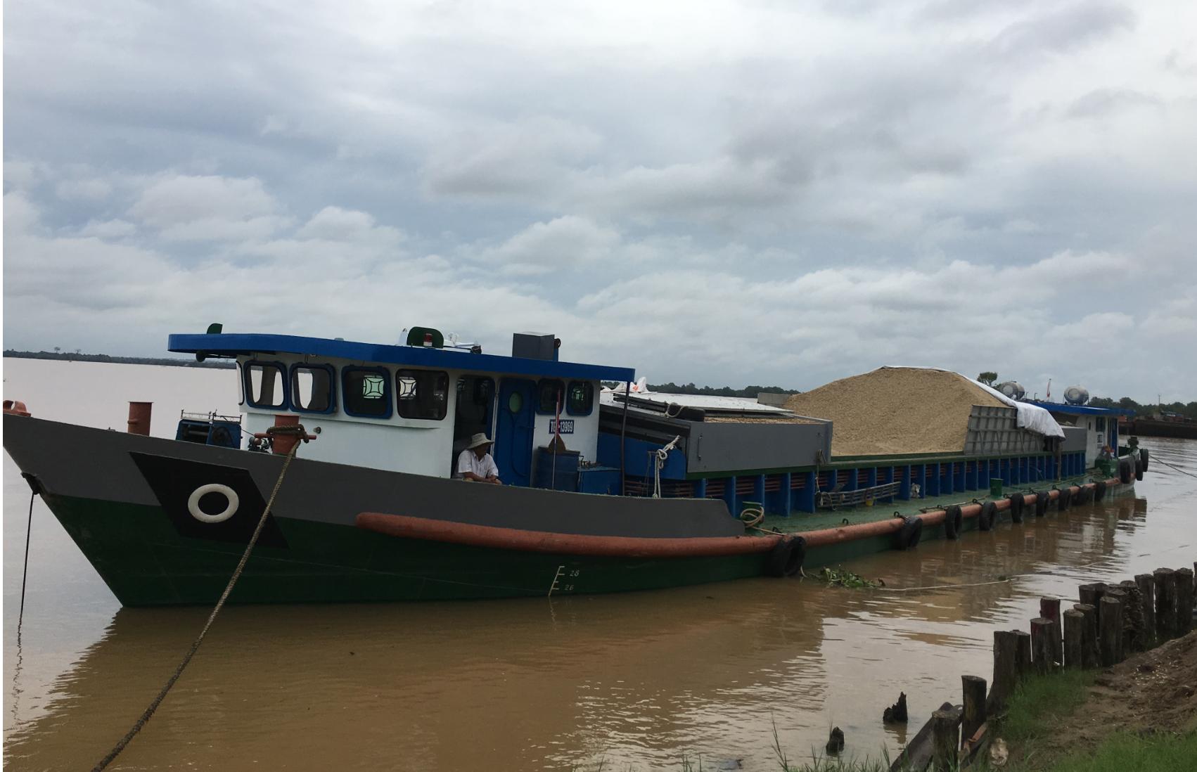 Vận chuyển củi trấu