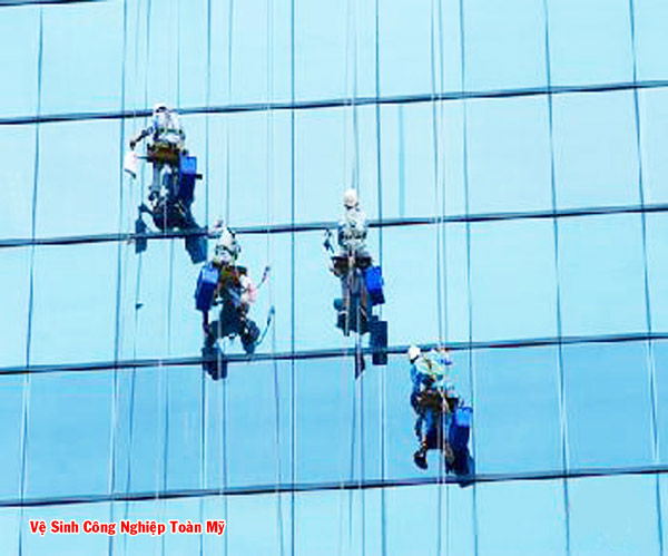 Vệ sinh bảo dưỡng kính tòa nhà