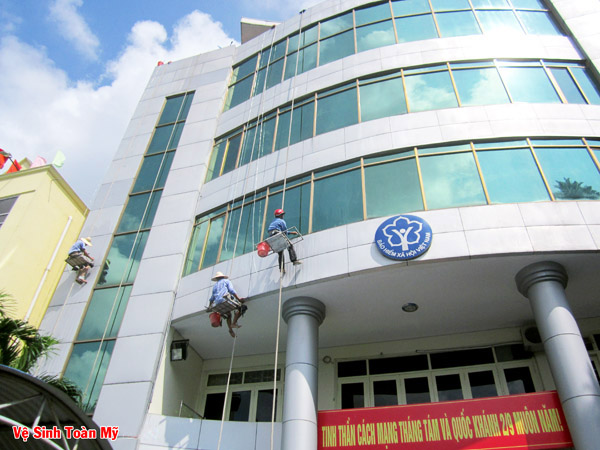 Vệ sinh bảo dưỡng kính tòa nhà
