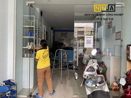 Dịch vụ vệ sinh Showroom