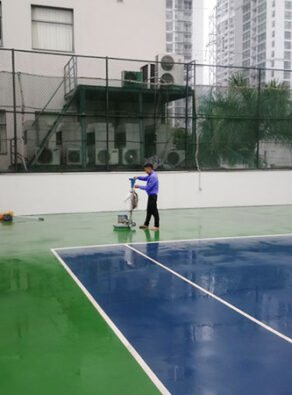 Vệ sinh bề mặt sân tenis