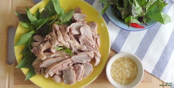 Vịt luộc chấm mắm gừng