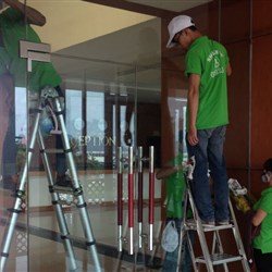 Dịch vụ vệ sinh kính tòa nhà