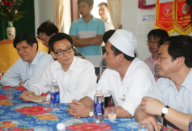 Ông Vũ Đức Đam ghé thăm vườn ươm