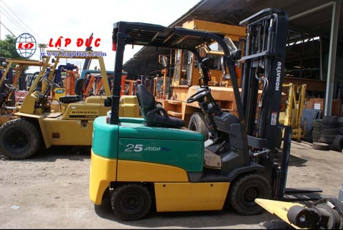 Xe nâng điện ngồi lái 2.5 tấn KOMATSU