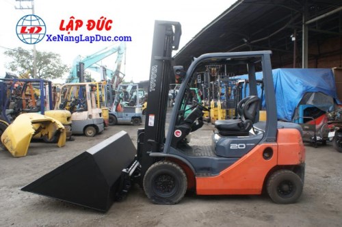 Xe nâng gầu xúc dầu 2 tấn TOYOTA