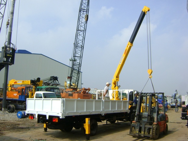 Bốc xếp hàng hóa bằng xe nâng, xe cẩu