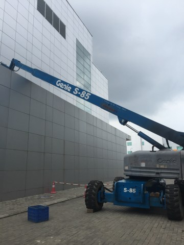 Xe vệ sinh mái kính nhà máy