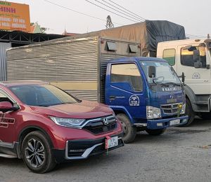 Xe tải chuyển hàng đi Lào