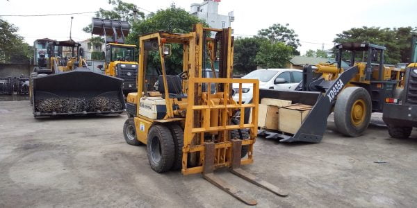 Xe nâng gật gù lốp kép thương hiệu Komatsu FD30-11
