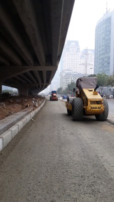 Xén dải phân cách đường Phạm Hùng