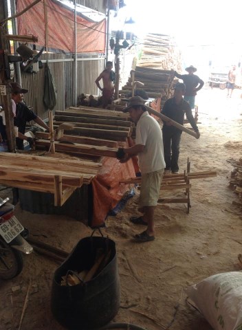 Xưởng chế biến gỗ tràm xẻ